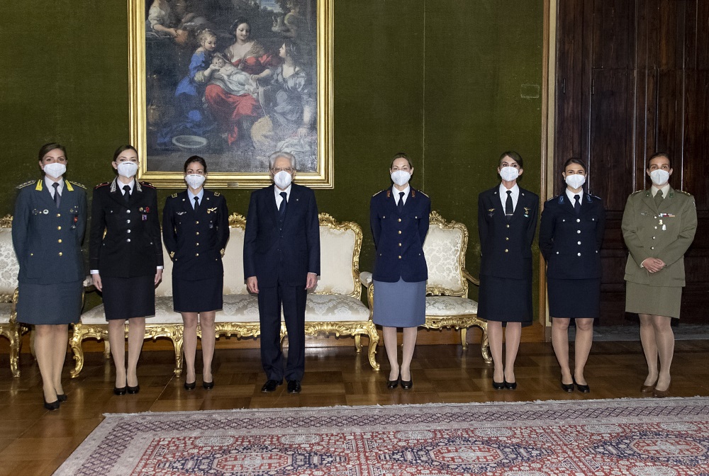 Il capo dello Stato Sergio Mattarella con le donne delle Forze di Polizia e Forze armate