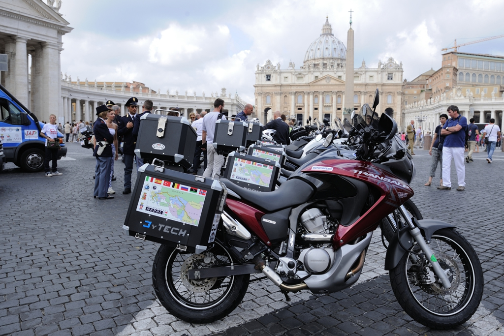 Le moto di MotoForPeace in piazza San Pietro
