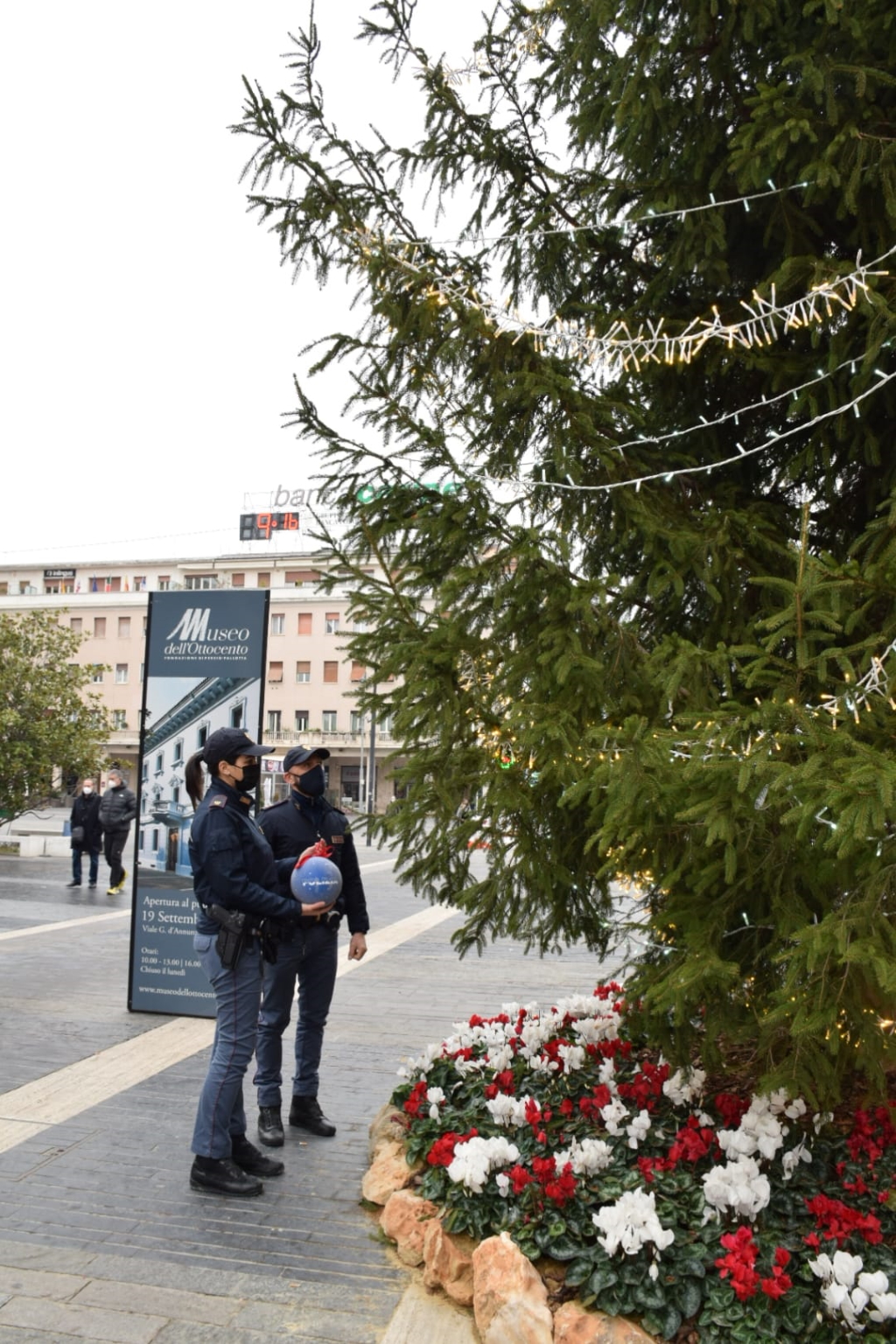 Gli alberi di Natale nelle città d’Italia con le decorazioni natalizie della Polizia di Stato: Pescara