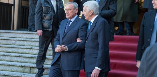 Il presidente del Senato Piero Grasso con il sottosegretario Gianni De Gennaro alla camera ardente del prefetto Manganelli