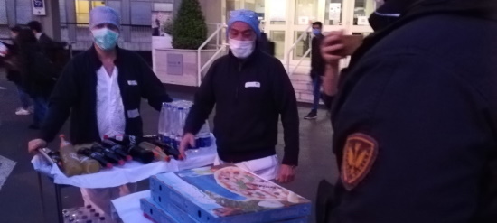 il reparto mobile di roma dona pizze ai medici e agli infermieri del policlinico gemelli