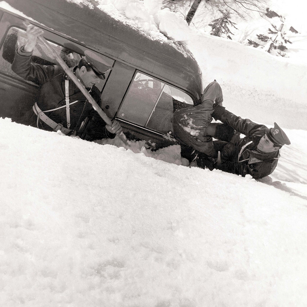1970, soccorso alla popolazione isolata dalle forti nevicate