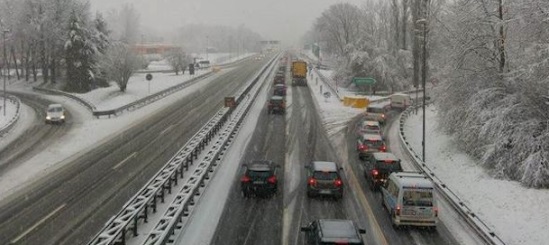traffico in autostrada con neve