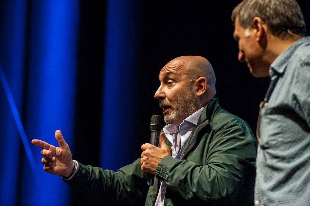 Il comico Maurizio Battista (a sinistra) sul palco insieme a Luca Pagliari
