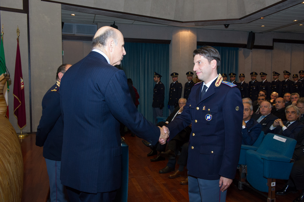La cerimonia di chiusura dei corsi per funzionari alla Scuola superiore di Polizia, il capo della Polizia Pansa consegna la sciarpa azzurra