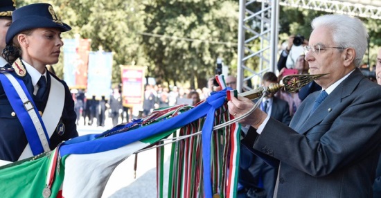 Il presidente Mattarella premia la Bandiera della Polizia di Stato