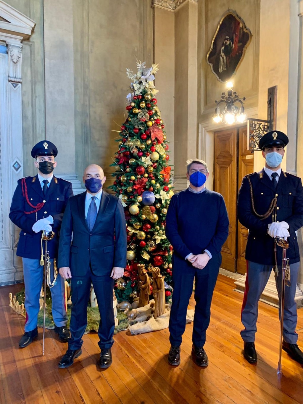 Gli alberi di Natale nelle città d’Italia con le decorazioni natalizie della Polizia di Stato: Brescia
