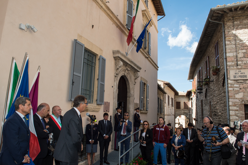 Un momento della cerimonia di inaugurazione della nuova sede del commissariato di Assisi