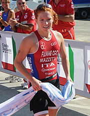 La triatleta delle Fiamme oro, Anna Maria Mazzetti mentre taglia il traguardo ai Campionati italiani
