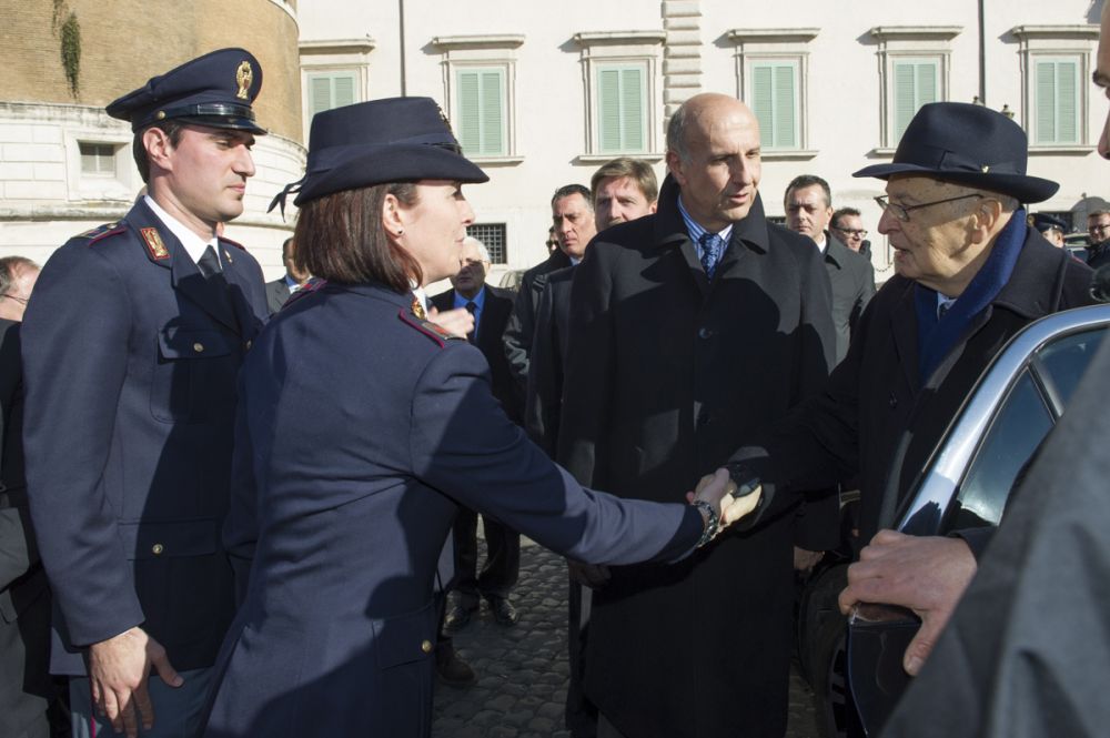 Il presidente della Repubblica Giorgio Napolitano con il capo della Polizia Alessandro Pansa in occasione della partenza del tour "Una vita da social"