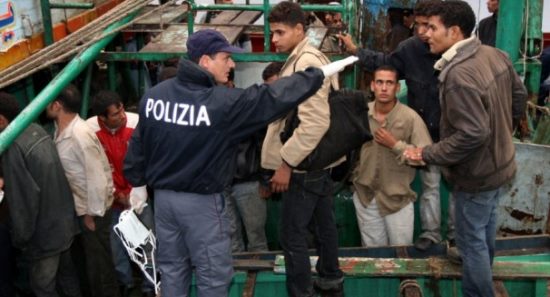 poliziotto aiuta migranti