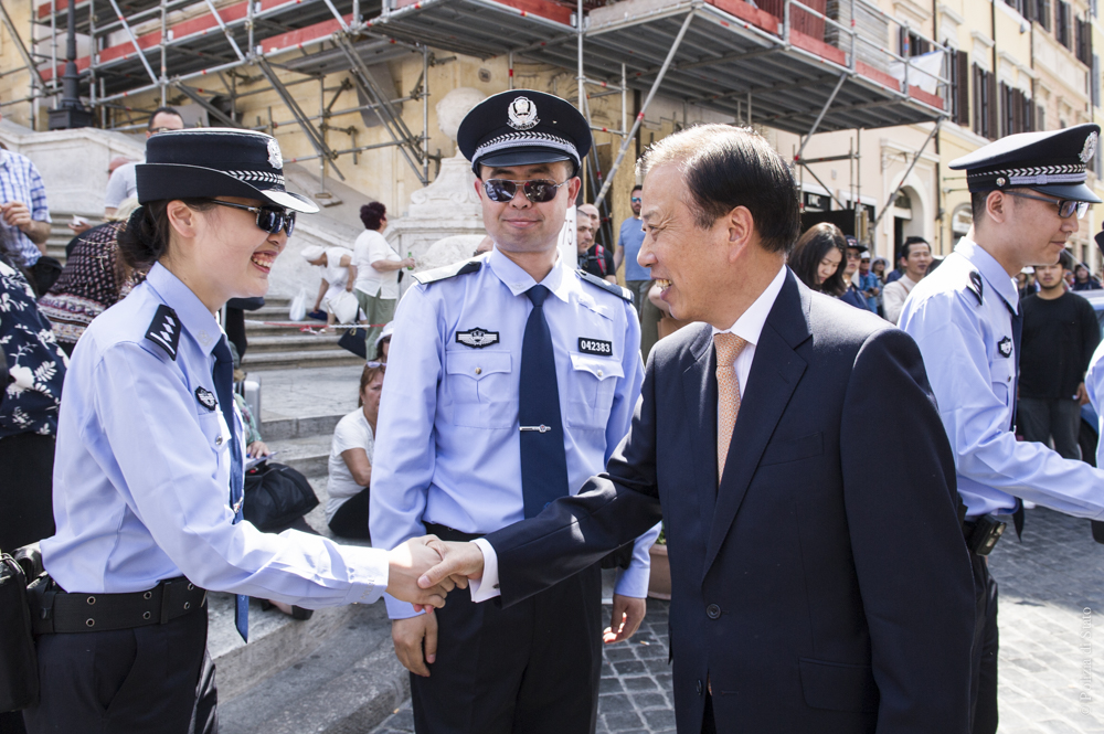 Nella cornice di Piazza di Spagna a Roma, la presentazione dei servizi di pattugliamento congiunto con l’ambasciatore della Repubblica Popolare Cinese RUIYU Li che saluta i poliziotti cinesi