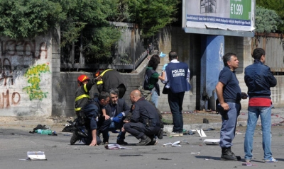 La polizia sul luogo dell'attentato di Brindisi