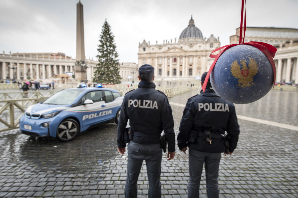 Gli alberi di Natale nelle città d’Italia con le decorazioni natalizie della Polizia di Stato: Vaticano