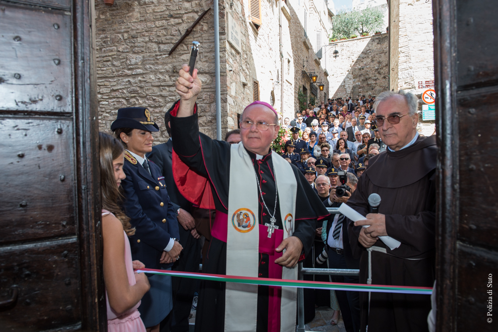 La benedizione della nuova sede del commissariato di Assisi da parte del cardinale di Perugia Gualtiero Bassetti  