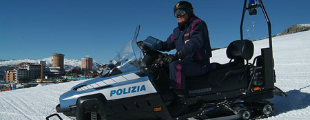 Servizio di polizia sulla neve con motoslitta