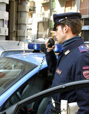 Operatore di polizia intento in una comunicazione radio