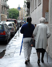 Badante insieme a signora anziana (foto Nicoloro G.)