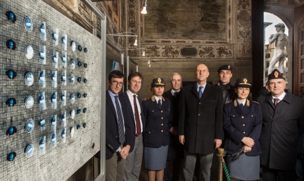 Il capo della Polizia alla mostra del Calendario 2016 a Firenze