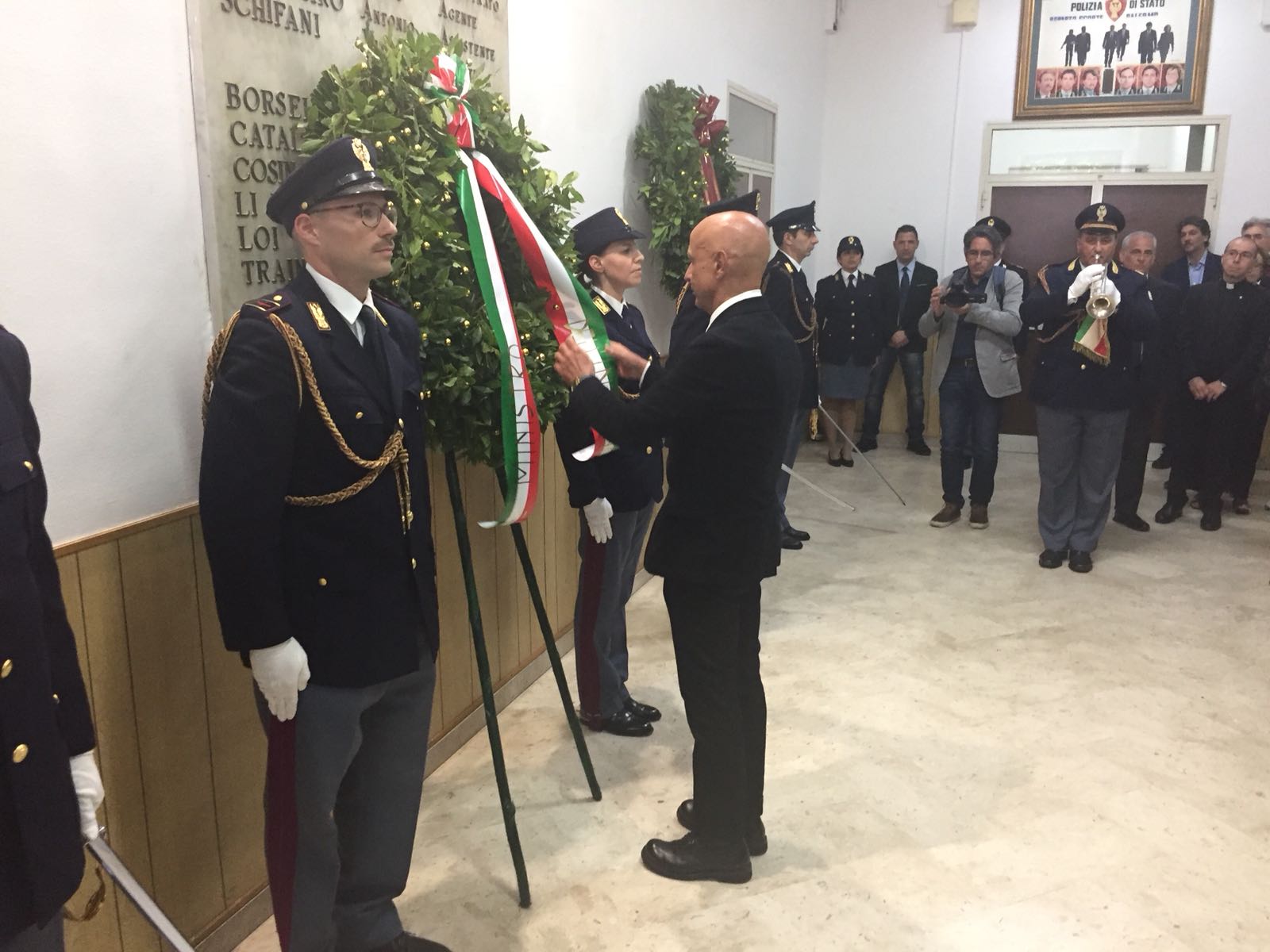 Il presidente della Camera dei Deputati Roberto Fico, il ministro dell’Interno Marco Minniti e il capo della Polizia Franco Gabrielli rendono omaggio ai caduti in servizio del reparto scorte