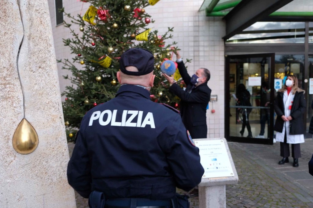 Gli alberi di Natale nelle città d’Italia con le decorazioni natalizie della Polizia di Stato: Arezzo