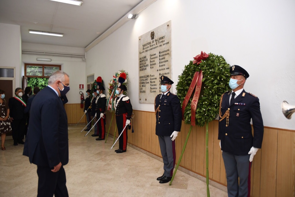 La deposizione della corona d’alloro davanti alla lapide che ricorda tutti i poliziotti di Palermo caduti in servizio