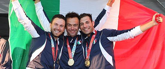 Daniele Di Spigno (al centro) delle Fiamme oro tiro a volo