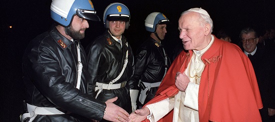 Giovanni Paolo II con agenti della Polizia stradale