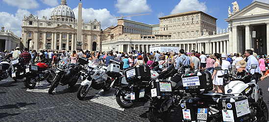 Le moto di Motoforpeace sul sagrato della basilica di San Pietro