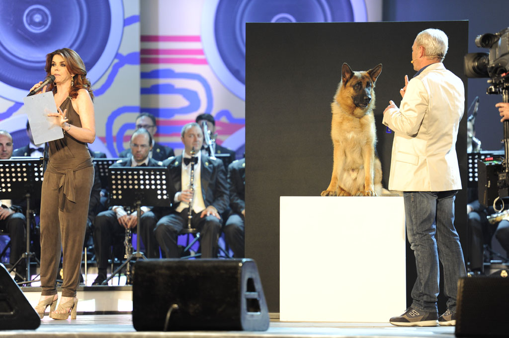 Paola Saluzzi presenta il  cane Rex e il suo addestratore al concerto per la legalità 2012 