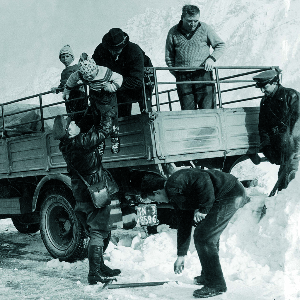 1950 - Trento, soccorso alla popolazione isolata a causa di forti nevicate