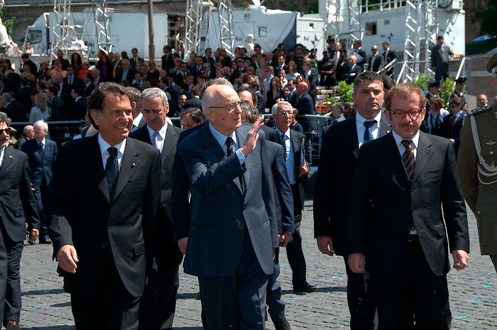 Il presidente della Repubblica accompagnato dal ministro dell'Interno e dal capo della Polizia