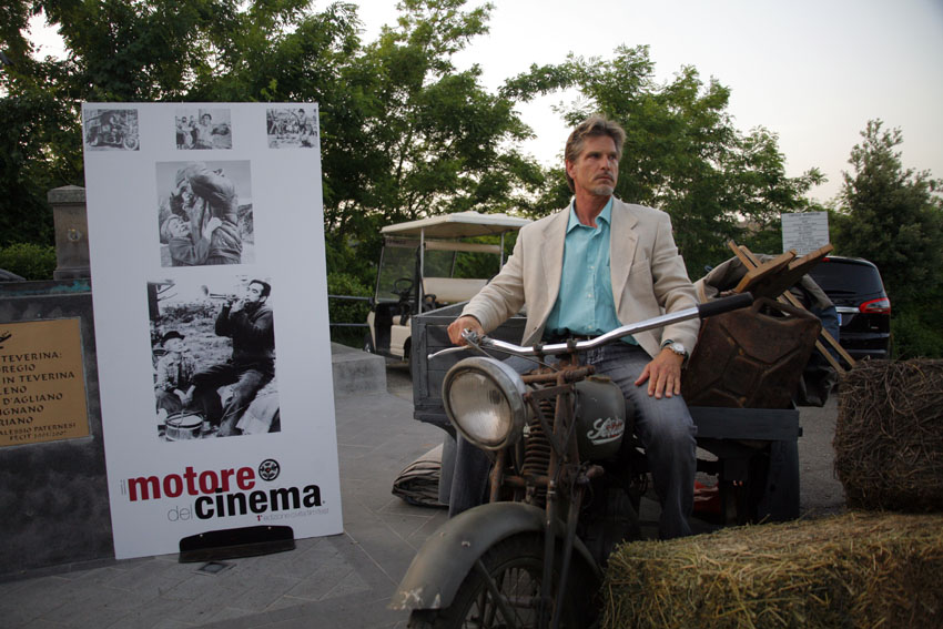 L'attore Clayton Norcross in sella ad una moto storica della Polizia