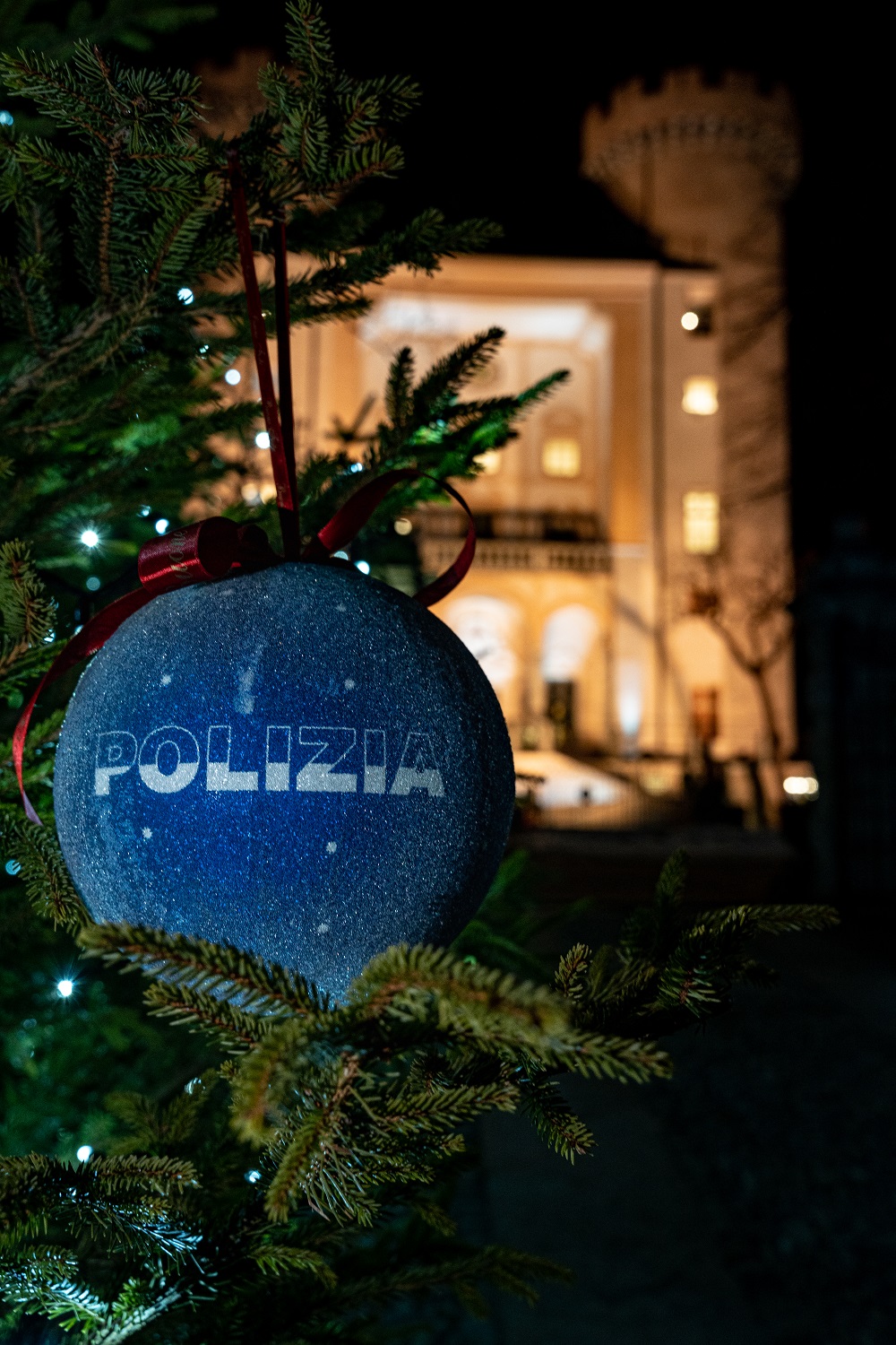 Gli alberi di Natale nelle città d’Italia con le decorazioni natalizie della Polizia di Stato: Aosta
