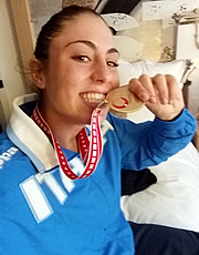 Clio Ferracuti morde la medaglia d'oro