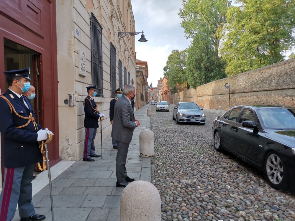 La cerimonia di consegna della chiave della città di Ferrara al capo della Polizia Lamberto Giannini