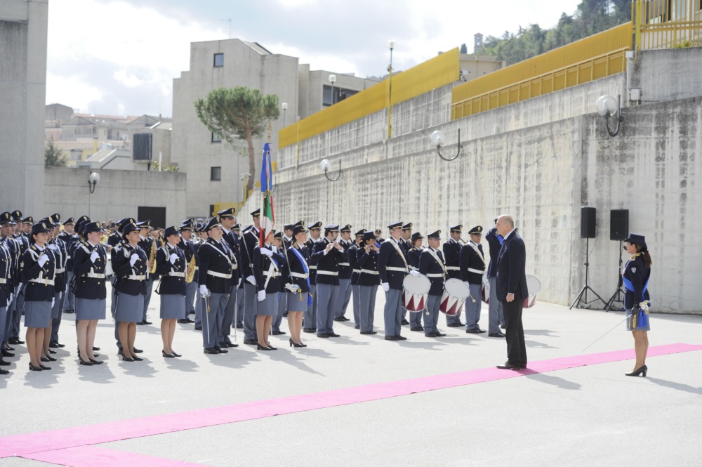 Il capo della Polizia Alessandro Pansa rende gli onori alla Bandiera della Polizia