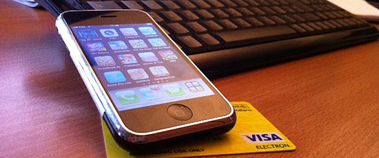Uno smartphone e una carta di credito