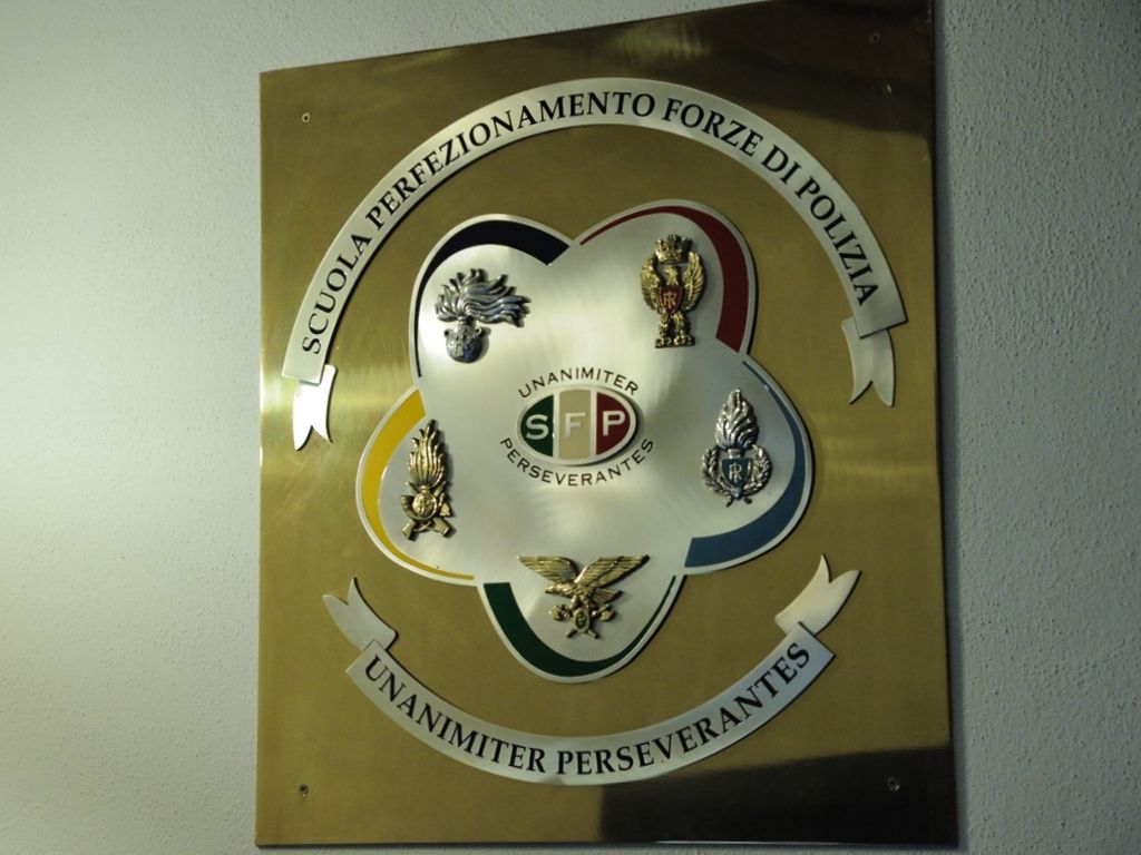 Lo stemma della Scuola di perfezionamento forze di Polizia