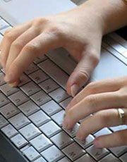 mani che digitano su una tastiera di computer