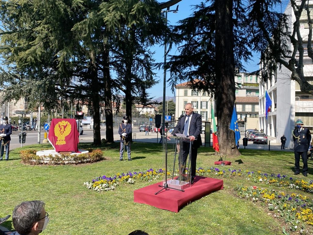 La cerimonia a Como d’inaugurazione della scultura dedicata alla memoria del brigadiere del Corpo delle guardie di pubblica sicurezza, Luigi Carluccio