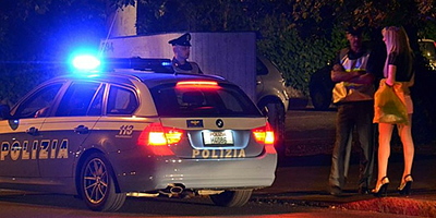 Polizia durante controlli antiprostituzione