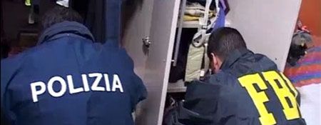 Perquisizione effettuata nel corso dell'operazione congiunta tra polizia italiana e Fbi