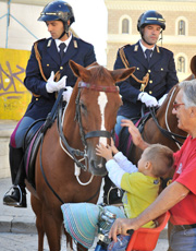 i poliziotti del reparto a cavallo