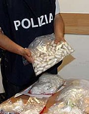 Ovuli di droga sequestrati dalla polizia