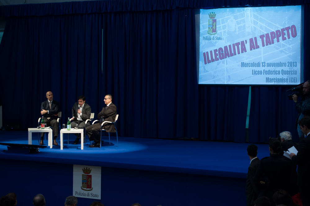 Alessandro Pansa con il procuratore capo di Napoli Giovanni Colangelo e il giornalista Fabio Caressa a Marcianise durante l'inaugurazione della palestra