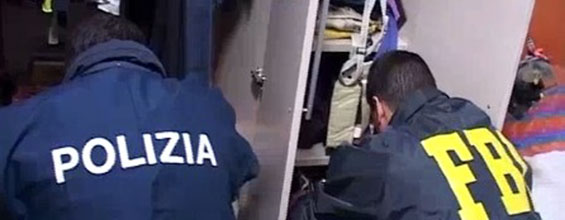 Perquisizione effettuata nel corso dell'operazione congiunta tra polizia italiana e Fbi