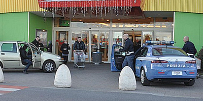 Intervento di una volante davanti un centro commerciale