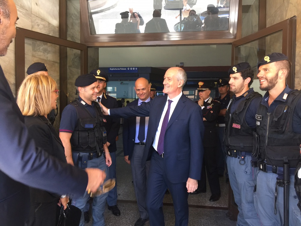 Il capo della Polizia Franco Gabrielli saluta gli uomini del Reparto mobile a Ventimiglia