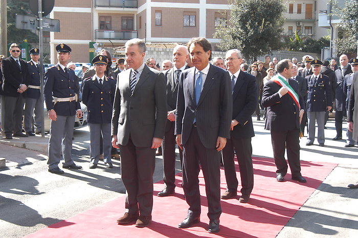 Il sottosegretario di Stato Alfredo Mantovano e il capo della Polizia Antonio Manganelli all'inaugurazione del nuovo commissariato di Cerignola (Foggia)